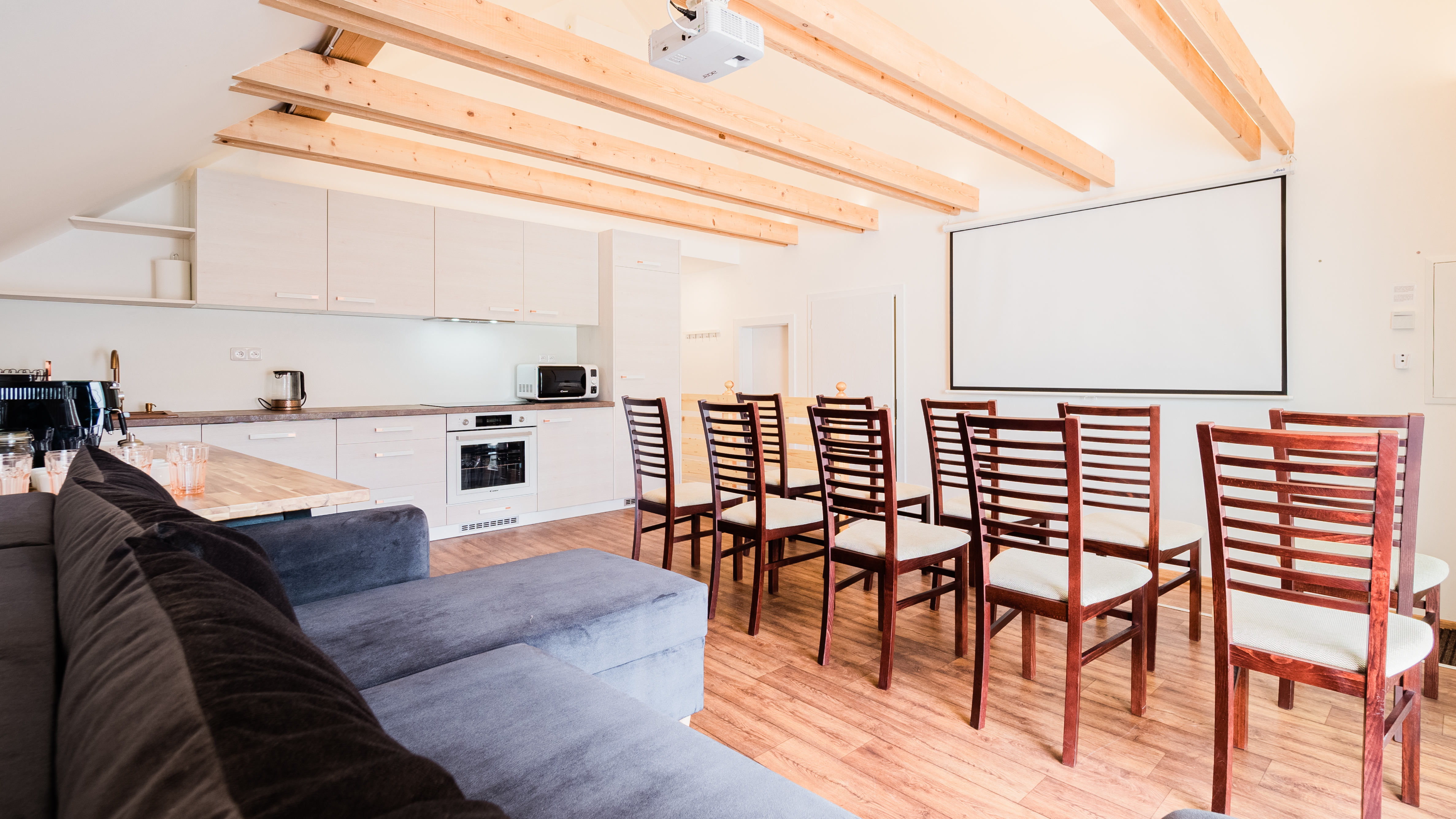 ŠKOLENÍ A SEMINÁŘE